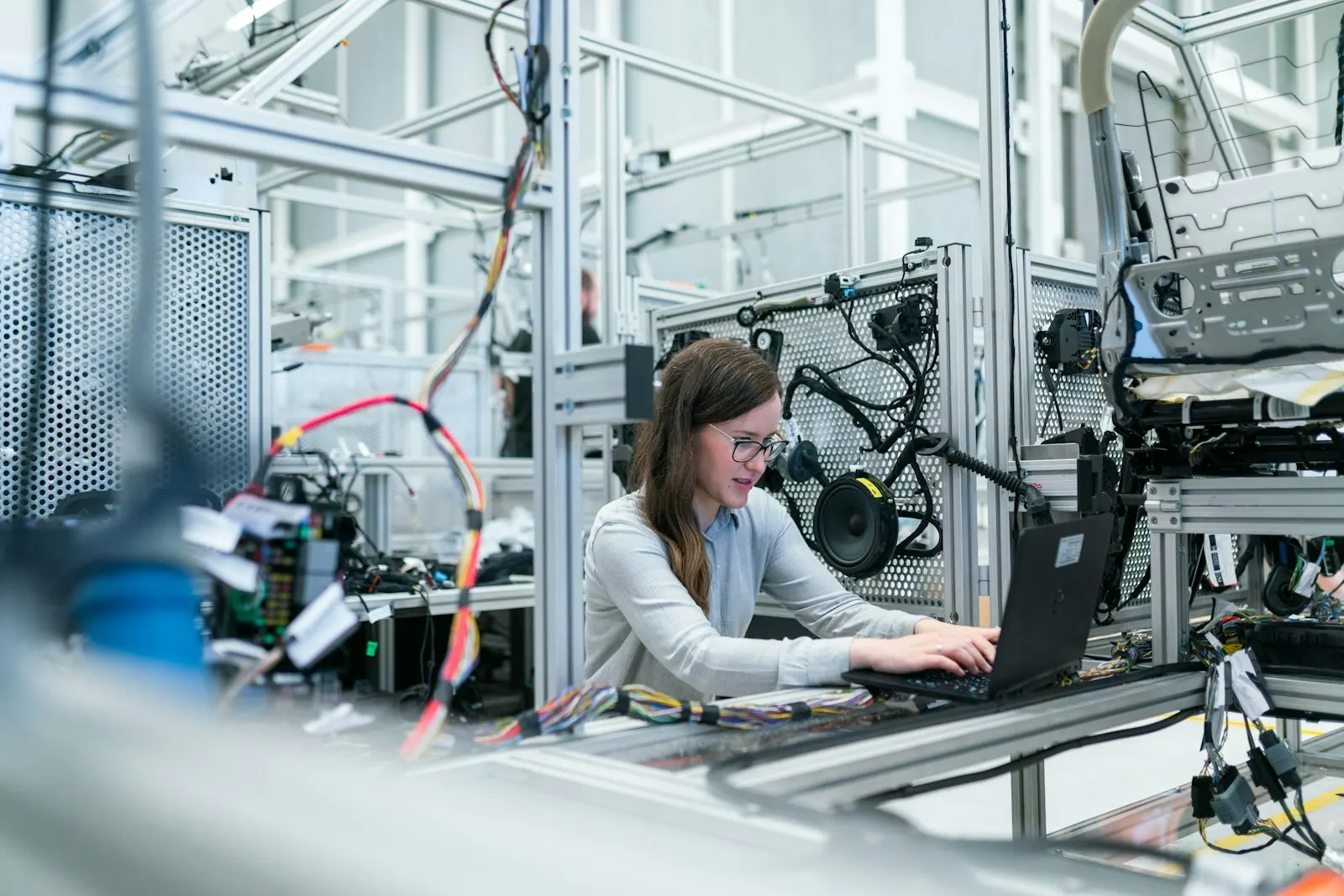 Ingeniera revisando un sistema de control en una planta industrial