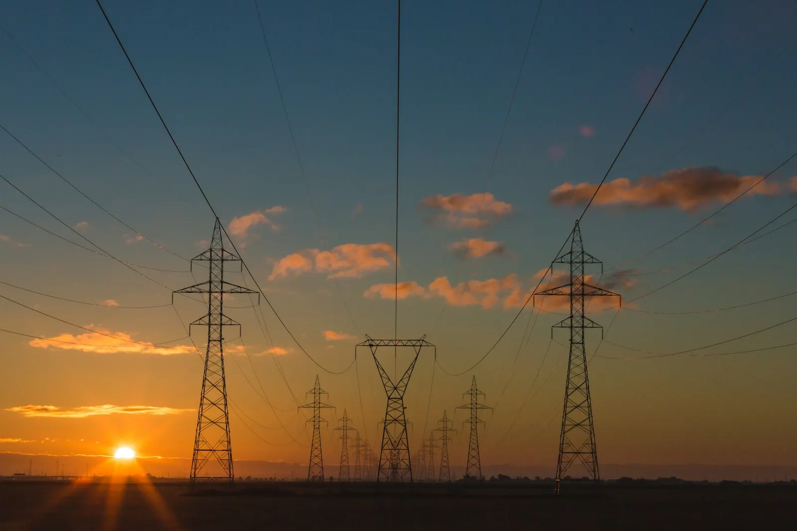Subestación eléctrica de alta tensión al atardecer