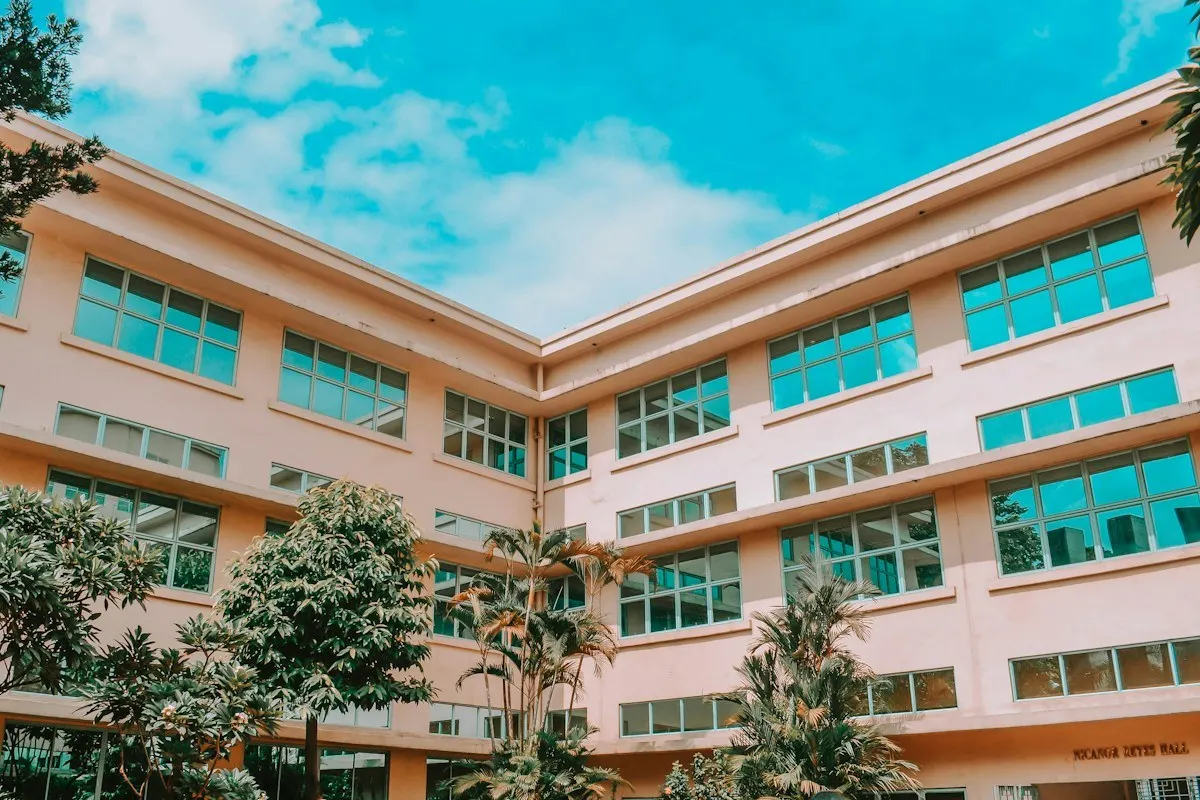 Pabellones de un colegio con patio interior bajo cielo despejado