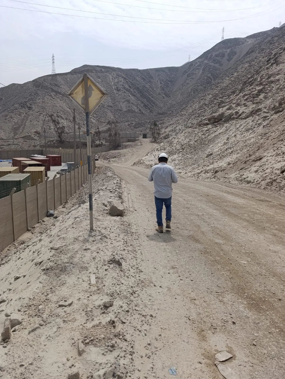 Ingeniero recorriendo el camino de acceso a la cantera