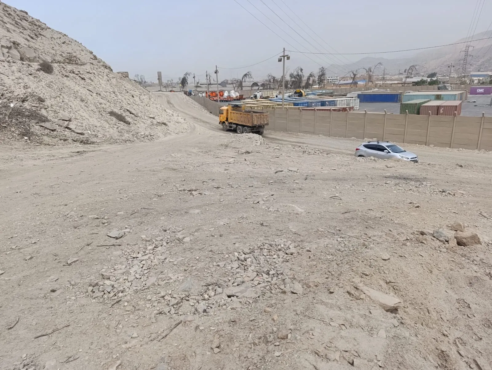 Terreno de la cantera con camión de carga en el frente de trabajo