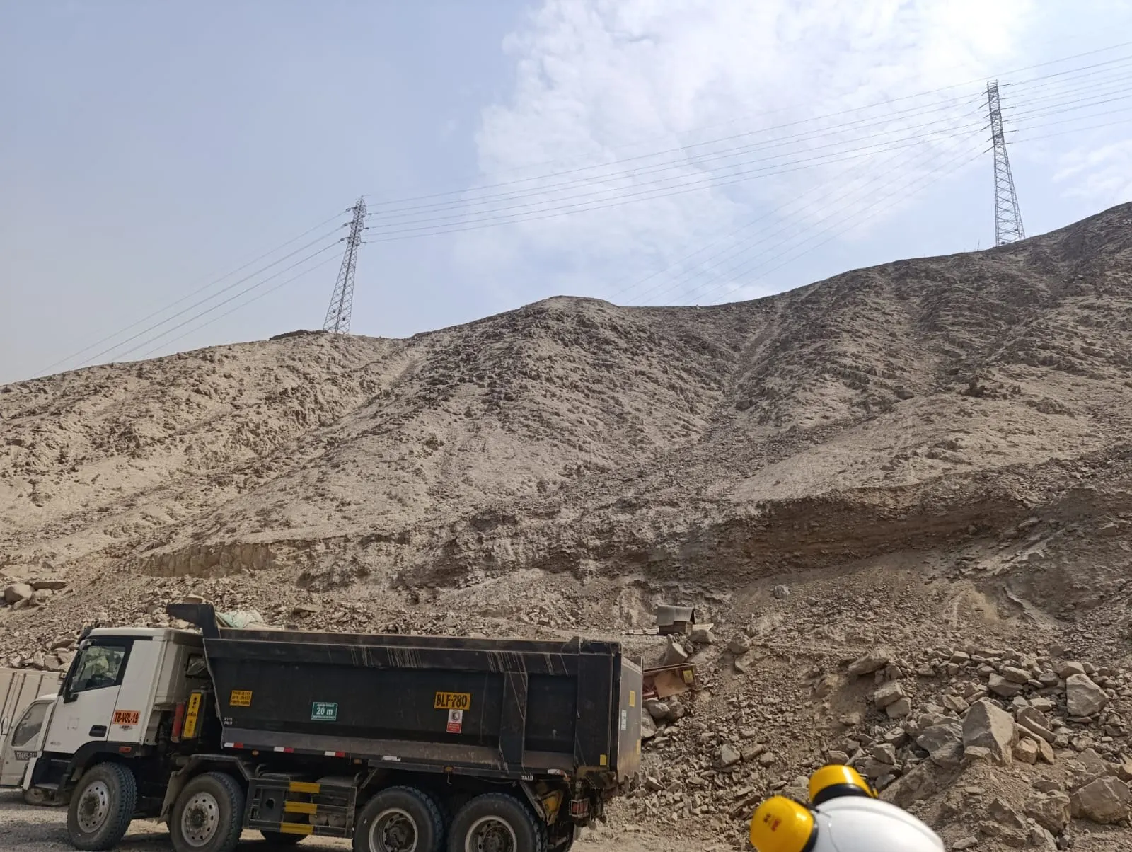 Camión volquete al pie del cerro en la zona de chancado