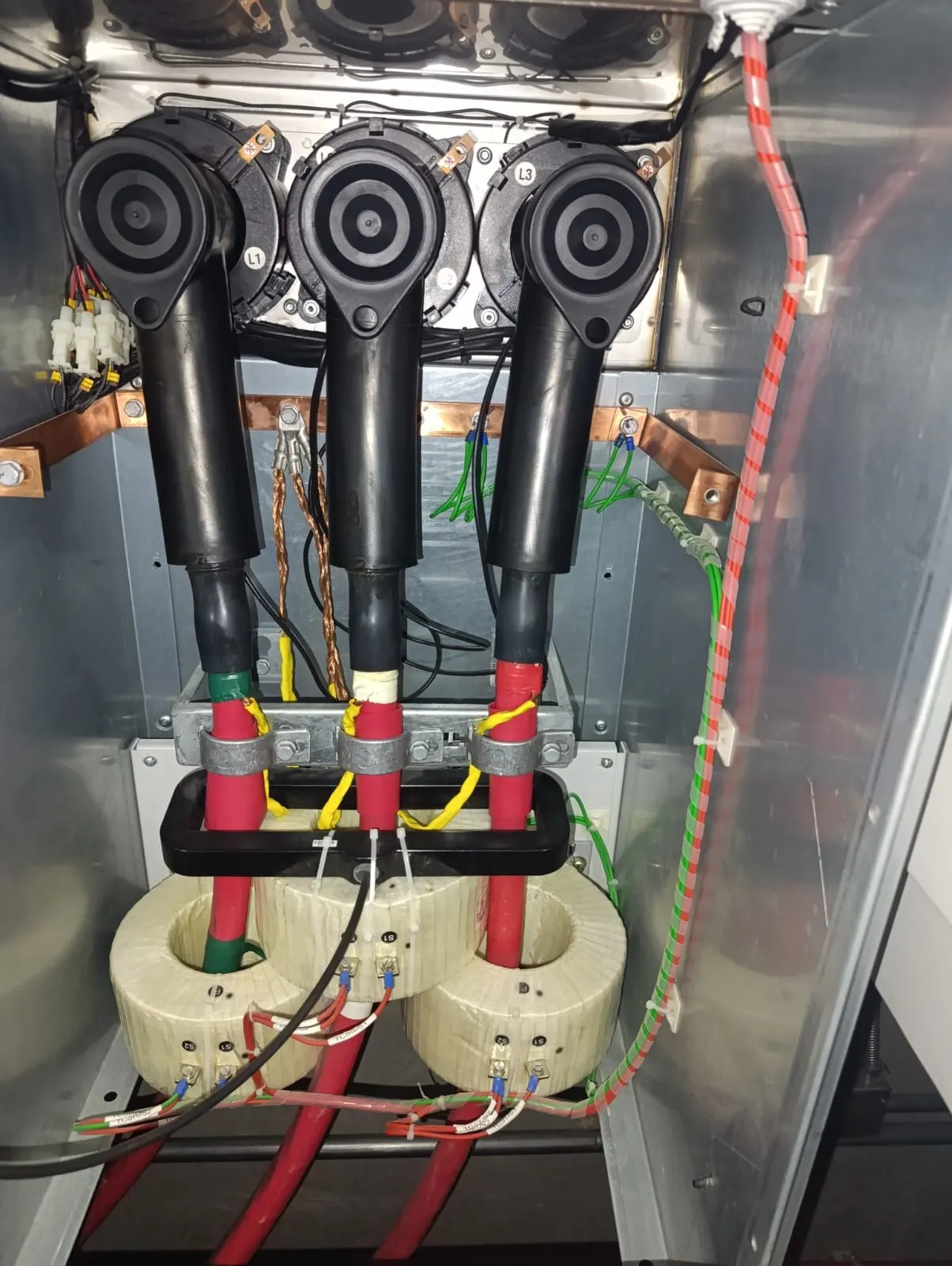 Terminales de cable de media tensión reparados dentro de la celda