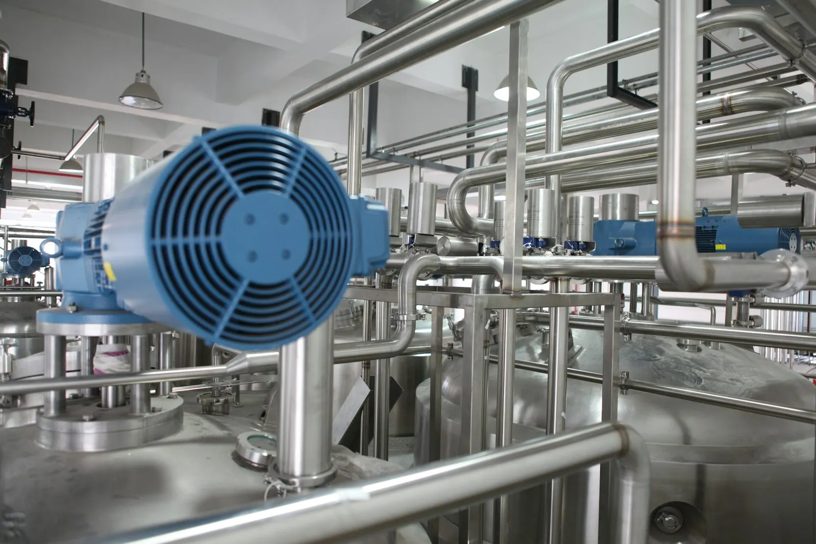 Planta industrial con tuberías de acero y motores eléctricos