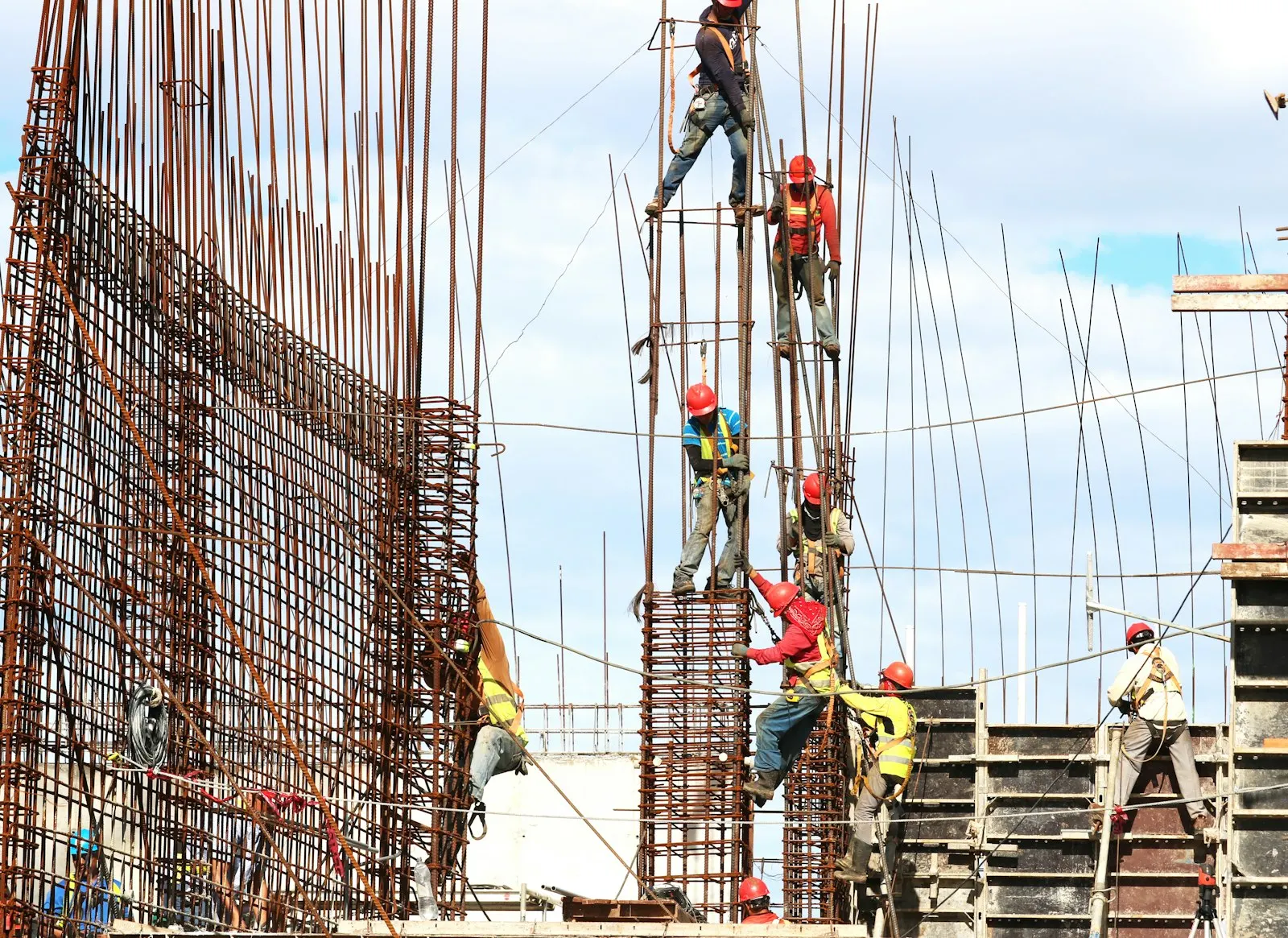 Obreros armando el acero de refuerzo de una estructura en construcción
